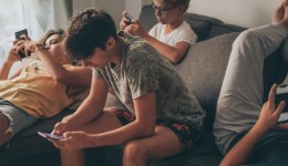 DAK-Studie: In der Pandemie hat sich Mediensucht verdoppelt. Über 600.000 Jungen und Mädchen in Deutschland süchtig