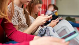 Leitlinie zur Prävention dysregulierten Bildschirmmediengebrauchs in Kindheit und Jugend